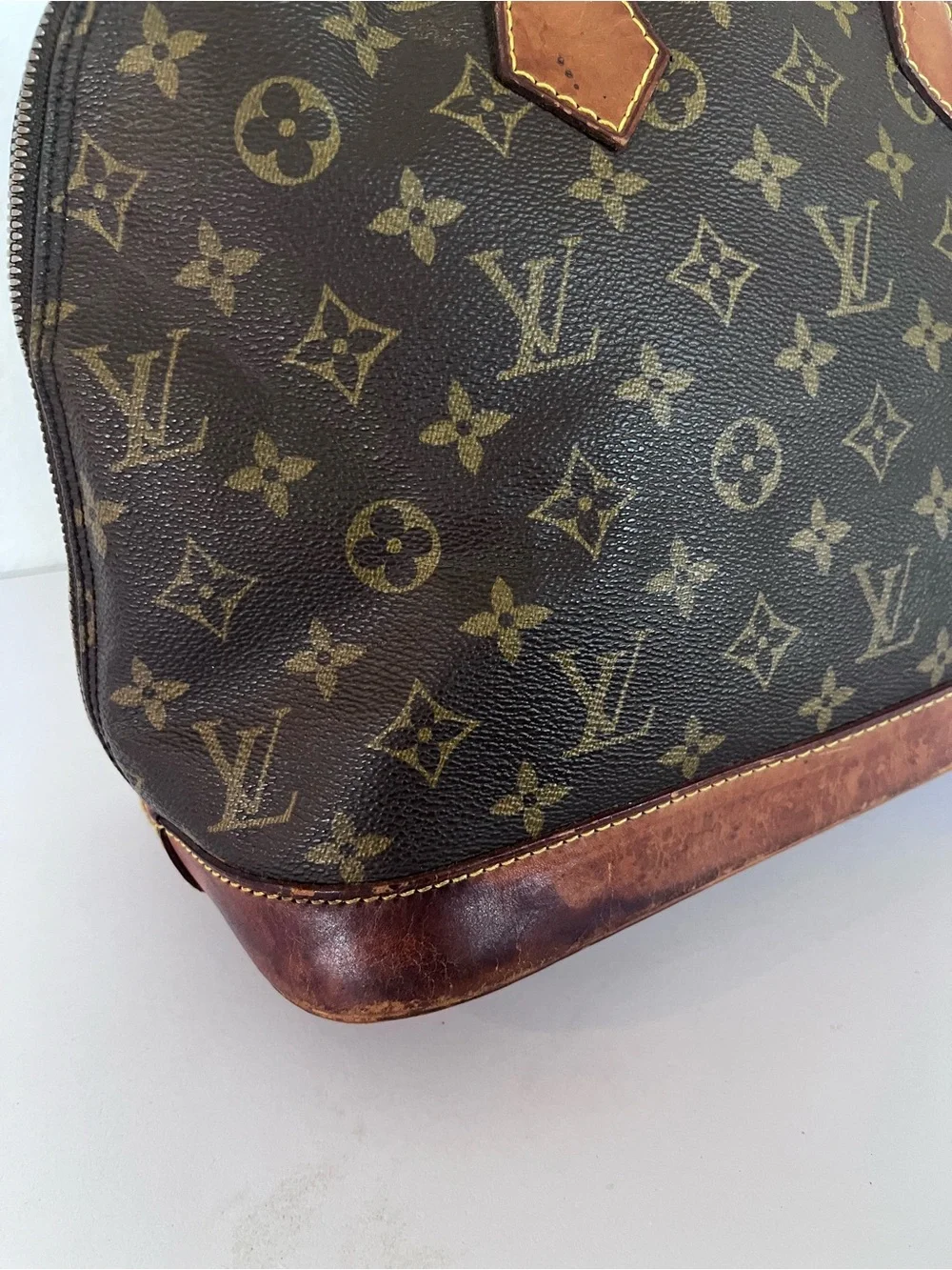 LOUIS VUITTON VINTAGE ALMA BAG.